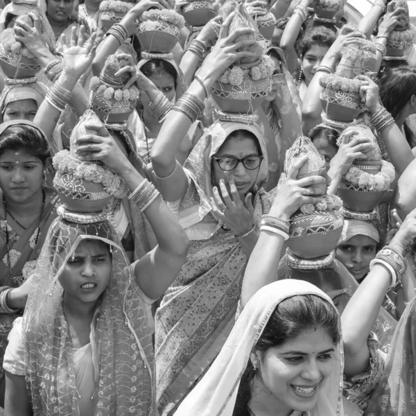 Delhi Hindistan Nisan 2022 Jagannath Tapınağı Sırasında Kalaşlı Kadınlar Mangal — Stok fotoğraf
