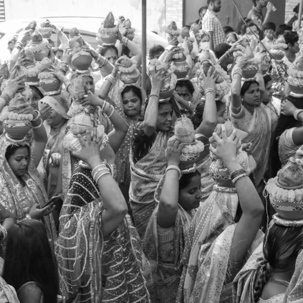 Delhi Índia Abril 2022 Mulheres Com Kalash Cabeça Durante Templo — Fotografia de Stock