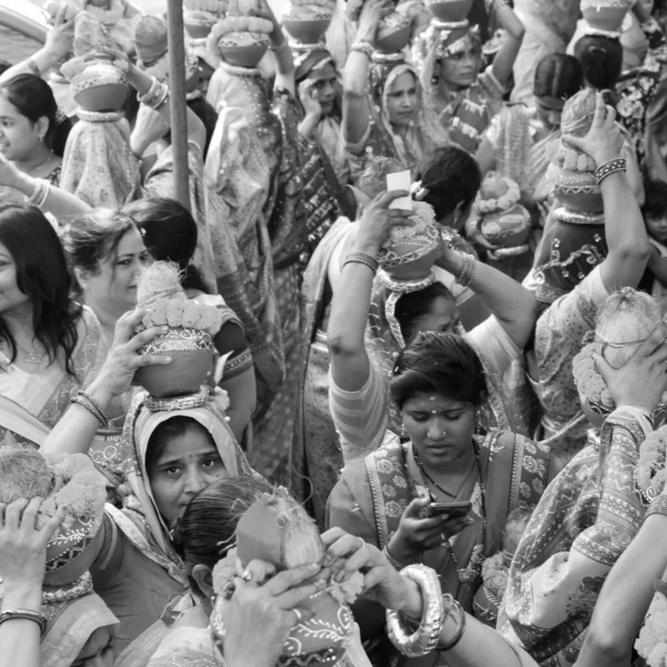 2022年4月3日インド デリー インドのヒンドゥ教徒の信者 ジャガナート寺院マンガル カラシュ ヤトラ中にカラシュの頭を持つ女性は 黒と白の上にココナッツと神聖な水を含む土鍋を運ぶ — ストック写真