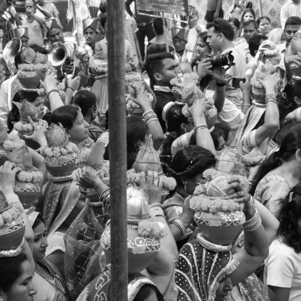 Delhi Índia Abril 2022 Mulheres Com Kalash Cabeça Durante Templo — Fotografia de Stock