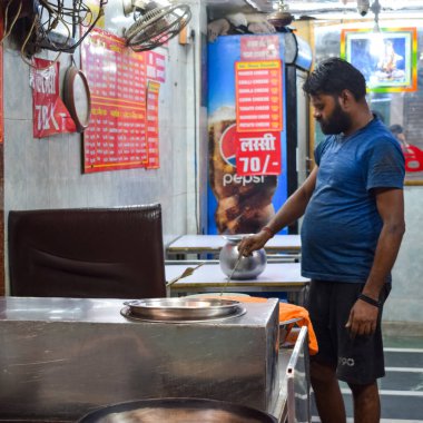 Eski Delhi, Hindistan 15 Nisan 2022 - Delhi 'deki Chandni Chowk pazarındaki esnaf veya sokak satıcılarının portresi
