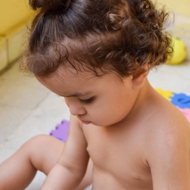 Şirin küçük çocuk Shivaay yaz zamanı evde balkonda, tatlı küçük çocuk gün ışığında fotoşop, küçük çocuk fotoğraf çekimi sırasında evde eğleniyor.