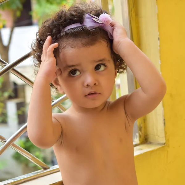 Şirin küçük çocuk Shivaay yaz zamanı evde balkonda, tatlı küçük çocuk gün ışığında fotoşop, küçük çocuk fotoğraf çekimi sırasında evde eğleniyor.