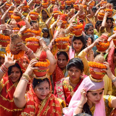 Yeni Delhi, Hindistan 3 Nisan 2022 - Jagannath Tapınağı sırasında Kalaşlı kadınlar Mangal Kalash Yatra, Hintli Hintli dindarlar üzerinde hindistan cevizi olan kutsal su dolu toprak kapları taşıyorlar