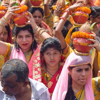 Yeni Delhi, Hindistan 3 Nisan 2022 - Jagannath Tapınağı sırasında Kalaşlı kadınlar Mangal Kalash Yatra, Hintli Hintli dindarlar üzerinde hindistan cevizi olan kutsal su dolu toprak kapları taşıyorlar