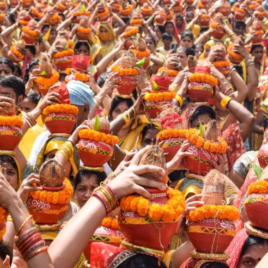 Yeni Delhi, Hindistan 3 Nisan 2022 - Jagannath Tapınağı sırasında Kalaşlı kadınlar Mangal Kalash Yatra, Hintli Hintli dindarlar üzerinde hindistan cevizi olan kutsal su dolu toprak kapları taşıyorlar