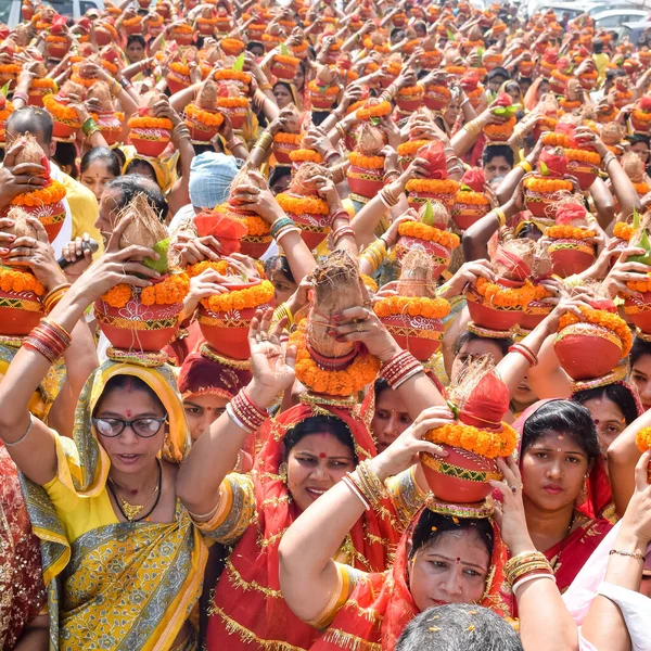 Yeni Delhi, Hindistan 3 Nisan 2022 - Jagannath Tapınağı sırasında Kalaşlı kadınlar Mangal Kalash Yatra, Hintli Hintli dindarlar üzerinde hindistan cevizi olan kutsal su dolu toprak kapları taşıyorlar