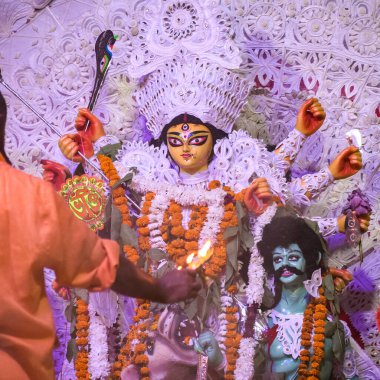 Tanrıça Durga, Hindistan 'ın en büyük Hindu Navratri festivali olan Güney Kolkata Durga Puja, Durga Puja Idol' a yakından bakıyor.