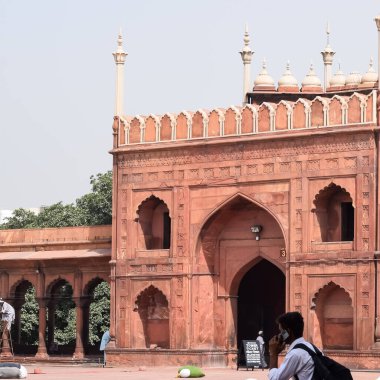 Delhi, Hindistan - 15 Nisan 2022: Tanımlanamayan Hintli turistler Ramzan sezonunda Jama Mescid 'i ziyaret ediyorlar, Delhi 6, Hindistan. Jama Mescidi Hindistan 'daki en büyük ve belki de en görkemli camidir.