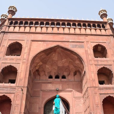 Delhi, Hindistan - 15 Nisan 2022: Tanımlanamayan Hintli turistler Ramzan sezonunda Jama Mescid 'i ziyaret ediyorlar, Delhi 6, Hindistan. Jama Mescidi Hindistan 'daki en büyük ve belki de en görkemli camidir.