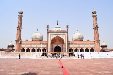 Delhi, Hindistan - 15 Nisan 2022: Tanımlanamayan Hintli turistler Ramzan sezonunda Jama Mescid 'i ziyaret ediyorlar, Delhi 6, Hindistan. Jama Mescidi Hindistan 'daki en büyük ve belki de en görkemli camidir.
