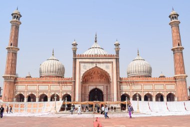 Delhi, Hindistan - 15 Nisan 2022: Tanımlanamayan Hintli turistler Ramzan sezonunda Jama Mescid 'i ziyaret ediyorlar, Delhi 6, Hindistan. Jama Mescidi Hindistan 'daki en büyük ve belki de en görkemli camidir.