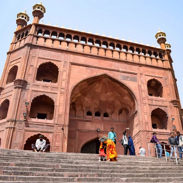 印度德里 2022年4月15日 不明身份的印度游客在印度德里6号的拉姆赞季节访问贾马马吉德 Jama Masjid是印度最大 也许也是最宏伟的清真寺 — 图库照片