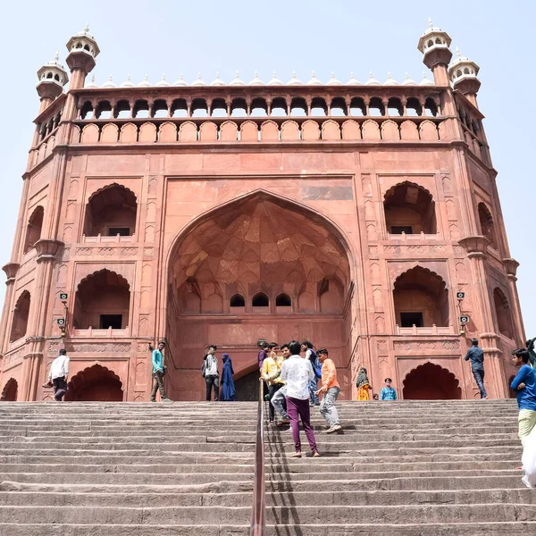 印度德里 2022年4月15日 不明身份的印度游客在印度德里6号的拉姆赞季节访问贾马马吉德 Jama Masjid是印度最大 也许也是最宏伟的清真寺 — 图库照片