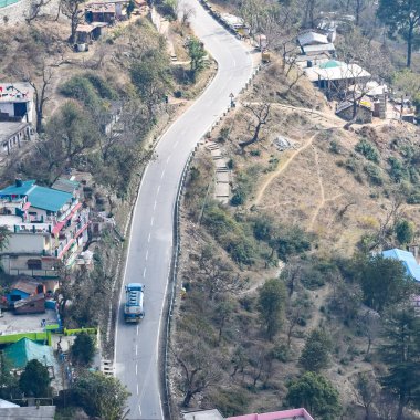 Nainital, Uttarakhand, Hindistan 'daki dağlarda giden trafik araçlarının hava görüntüsü, trafik araçlarının hareketi için dağın tepesinden görüntü.