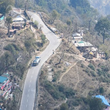 Nainital, Uttarakhand, Hindistan 'daki dağlarda giden trafik araçlarının hava görüntüsü, trafik araçlarının hareketi için dağın tepesinden görüntü.