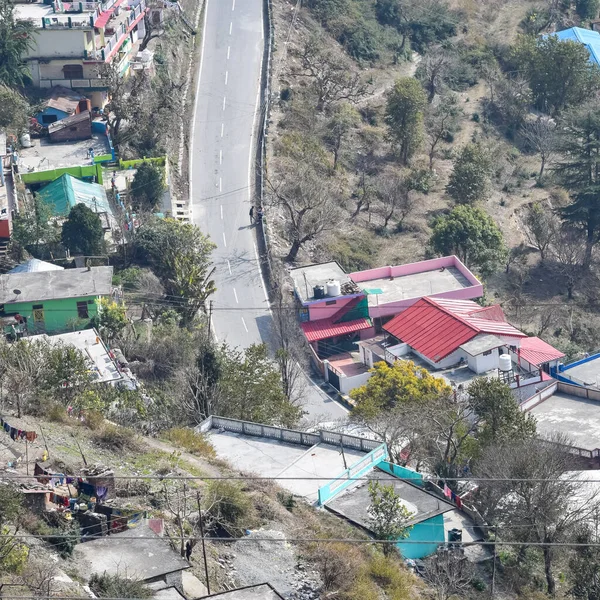 Nainital, Uttarakhand, Hindistan 'daki dağlarda giden trafik araçlarının hava görüntüsü, trafik araçlarının hareketi için dağın tepesinden görüntü.