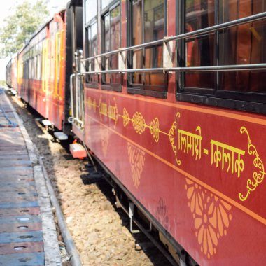Oyuncak tren dağ yamaçlarında hareket ediyor, güzel bir manzara, bir dağ yamacı, bir vadi yamaçtan tepeye hareket ediyor, yeşil doğal ormanın arasında. Kalka 'dan Shimla' ya giden oyuncak tren Hindistan 'da.
