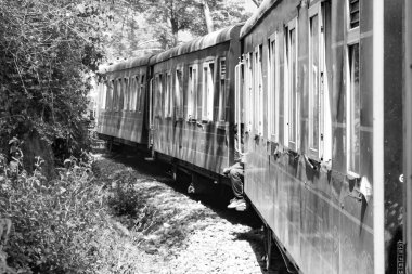 Oyuncak tren dağ yamacında, güzel bir manzara, bir dağ, bir vadi yeşil doğal ormanların arasında, tepeye giden demiryolu üzerinde hareket ediyor. Oyuncak tren Kalka 'dan Shimla' ya Hindistan-Siyah ve Beyaz