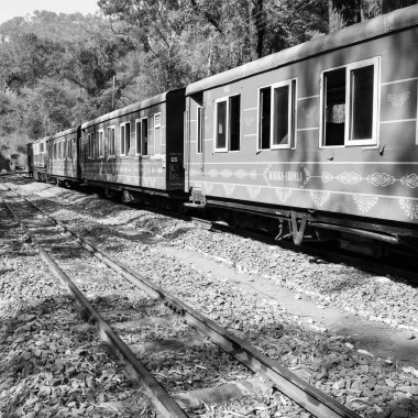 Oyuncak tren dağ yamacında, güzel bir manzara, bir dağ, bir vadi yeşil doğal ormanların arasında, tepeye giden demiryolu üzerinde hareket ediyor. Oyuncak tren Kalka 'dan Shimla' ya Hindistan-Siyah ve Beyaz
