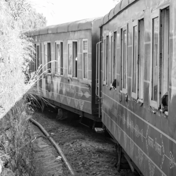 Leksakståg Rör Sig Bergssluttning Vacker Utsikt Ena Sidan Berg Ena — Stockfoto