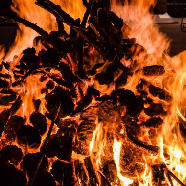 Siyah arka planda alevler, alev alev dokusu arka planda, çok güzel, ateş yanıyor, ateş odun ve inek gübresi ateşiyle yanıyor.