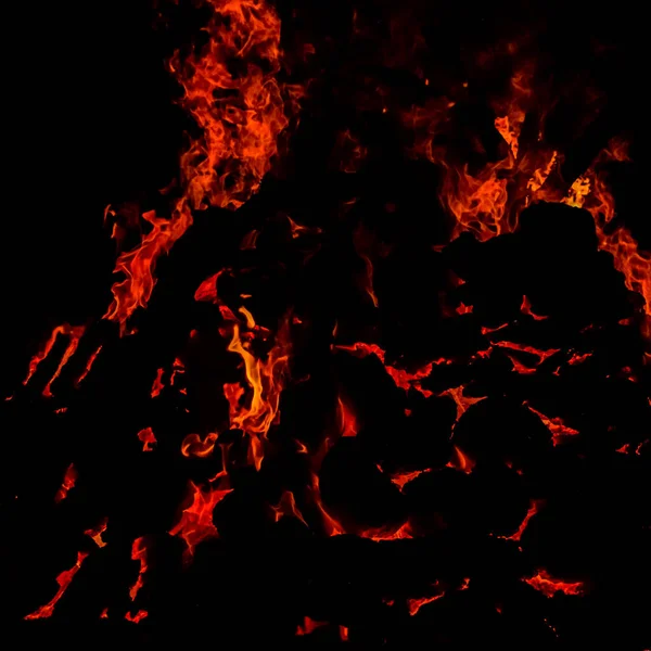 黒の背景に火の炎 炎の炎のテクスチャの背景 美しく 火が燃えています 木や牛の糞たき火で火の炎 — ストック写真