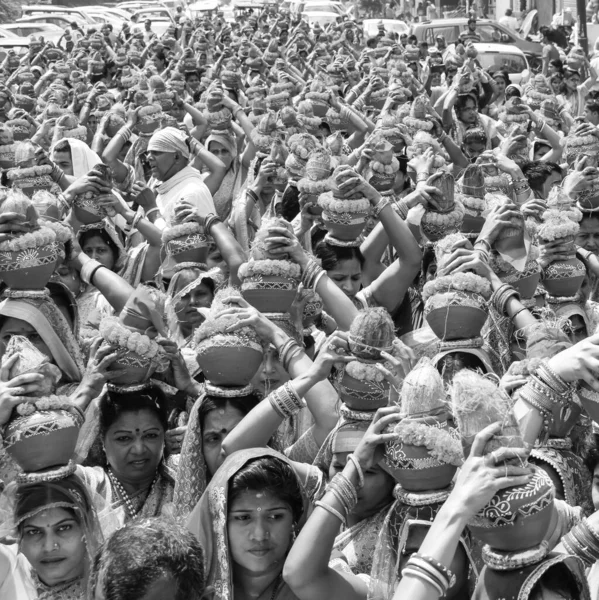 Delhi India Abril 2022 Mujeres Con Kalash Cabeza Durante Templo — Foto de Stock