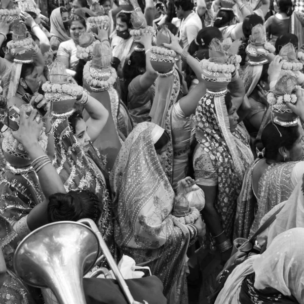 Delhi India Abril 2022 Mujeres Con Kalash Cabeza Durante Templo —  Fotos de Stock