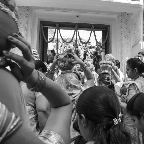 Delhi, Hindistan 3 Nisan 2022 - Jagannath Tapınağı sırasında Kalaşlı kadınlar Mangal Kalash Yatra, Hint Hintli dindarlar üzerinde hindistan cevizi ve siyah-beyaz hindistancevizi içeren toprak kapları taşıyorlar