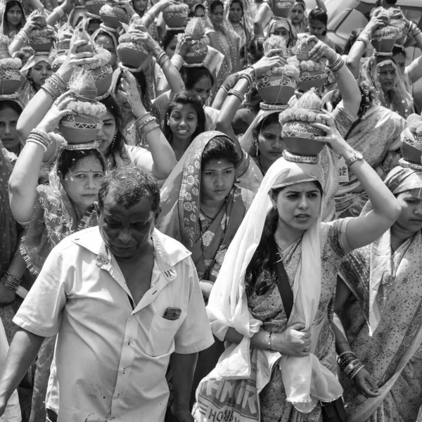 2022年4月3日 印度德里 印度印度教信徒在贾甘纳坦寺曼加尔 卡拉什 Mangal Kalash Yatra 头戴卡拉什 Kalash 的妇女端着装有椰子的泥土壶 — 图库照片