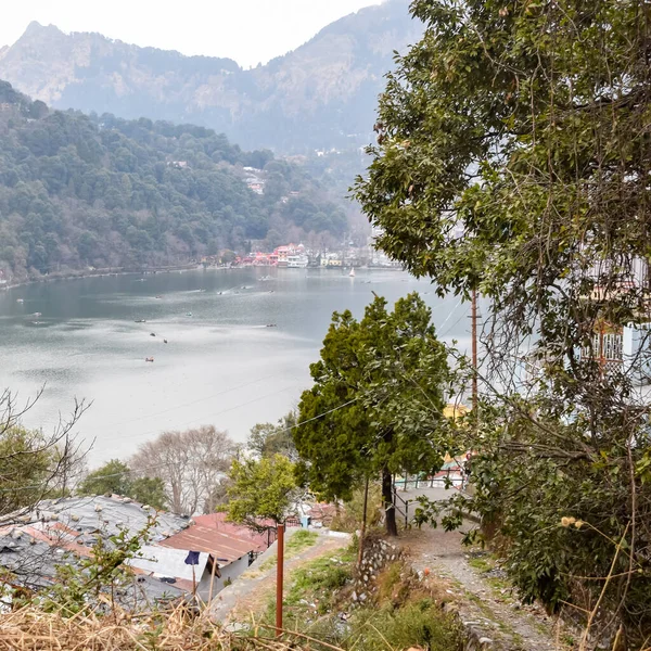 印度乌塔拉汉德奈尼塔尔市Mall Road附近的Naini湖的全景 高山蓝天的Nainital湖的美景 — 图库照片