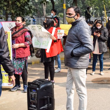 Yeni Delhi, Hindistan 25 Aralık 2021 - Delhi Sözleşmeli Konuk Öğretmenler Delhi AAP Hükümetini protesto eden posterler, bayraklar ve graffitilerle protesto ettiler