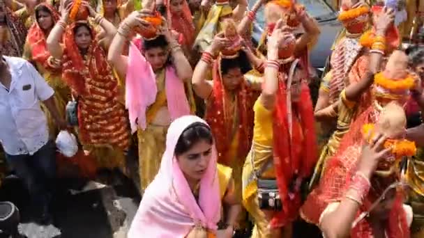 Nueva Delhi India Abril 2022 Mujeres Con Kalash Cabeza Durante — Vídeo de stock