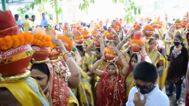 New Delhi Indie Kwietnia 2022 Kobiety Kalashem Głowie Podczas Jagannath — Wideo stockowe