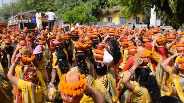 뉴델리 2022 칼라쉬야 머리에 여자들 인도의 힌두교 신자들 야자수를 다닌다 — 비디오