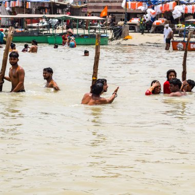 Garh Mukteshwar, Uttar Pradesh, Hindistan - 11 Haziran 2022 - Hindular için çok ünlü dini bir yer olan Garh Ganga ghat manzarası olan Nirjala Ekadashi için insanlar kutsal bir dalış yapıyorlar.