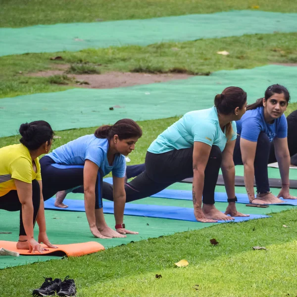 Yeni Delhi, Hindistan, 18 Haziran 2022 Lodhi Garden Parkı 'nda farklı yaşlarda insanlar için grup yoga sınıfı. Uluslararası Yoga Günü, büyük bir grup yetişkin parkta yoga dersine katılıyor.