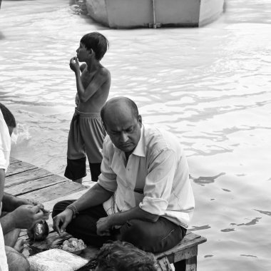 Garh Mukteshwar, UP, Hindistan - 11 Haziran 2022 - İnsanlar Hindular için çok ünlü bir dini yer olan Garh Ganga ghat manzarası olan Nirjala Ekadashi 'ye kutsal bir dalış yapıyorlar - Siyah ve Beyaz