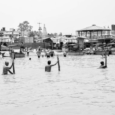 Garh Mukteshwar, UP, Hindistan - 11 Haziran 2022 - İnsanlar Hindular için çok ünlü bir dini yer olan Garh Ganga ghat manzarası olan Nirjala Ekadashi 'ye kutsal bir dalış yapıyorlar - Siyah ve Beyaz