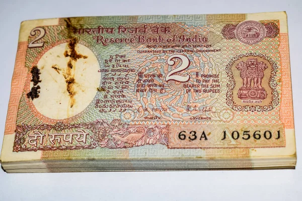 古い2つのルピーのノートは テーブルの上に組み合わせると 回転テーブルのインドのお金 回転テーブル上の古いインド通貨ノート テーブル上のインド通貨 — ストック写真
