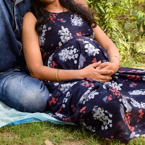 Casal Indiano Posando Para Filmagem Bebê Maternidade Casal Está Posando — Fotografia de Stock