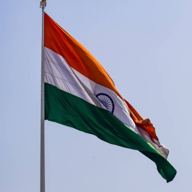 Hindistan bayrağı, Connaught Place 'de dalgalanan mavi gökyüzü, dalgalanan Hindistan bayrağı, Bağımsızlık Günü' nde Hint bayrağı ve Hindistan Cumhuriyeti bayrağı, sallanan atış, sallanan Hint bayrağı, dalgalanan Hindistan bayrakları