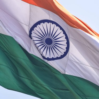 Hindistan bayrağı, Connaught Place 'de dalgalanan mavi gökyüzü, dalgalanan Hindistan bayrağı, Bağımsızlık Günü' nde Hint bayrağı ve Hindistan Cumhuriyeti bayrağı, sallanan atış, sallanan Hint bayrağı, dalgalanan Hindistan bayrakları