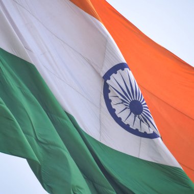 Hindistan bayrağı, Connaught Place 'de dalgalanan mavi gökyüzü, dalgalanan Hindistan bayrağı, Bağımsızlık Günü' nde Hint bayrağı ve Hindistan Cumhuriyeti bayrağı, sallanan atış, sallanan Hint bayrağı, dalgalanan Hindistan bayrakları