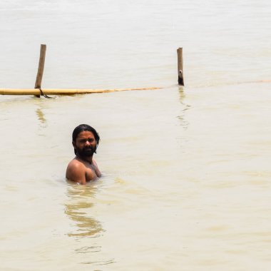 Garh Mukteshwar, Uttar Pradesh, Hindistan - 11 Haziran 2022 - Hindular için çok ünlü dini bir yer olan Garh Ganga ghat manzarası olan Nirjala Ekadashi için insanlar kutsal bir dalış yapıyorlar.