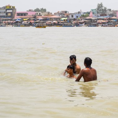 Garh Mukteshwar, Uttar Pradesh, Hindistan - 11 Haziran 2022 - Hindular için çok ünlü dini bir yer olan Garh Ganga ghat manzarası olan Nirjala Ekadashi için insanlar kutsal bir dalış yapıyorlar.