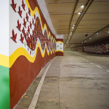 Başbakan Narendra Modi Pragati tünelini ve Pragati Maidan Bütünleşik Geçiş Koridoru Projesi 'nin beş alt geçidini, Pragati Tüneli' ni trafik hareketine açtı, Pragati Tüneli 'nde graffiti açıldı