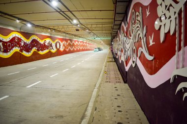 Başbakan Narendra Modi Pragati tünelini ve Pragati Maidan Bütünleşik Geçiş Koridoru Projesi 'nin beş alt geçidini, Pragati Tüneli' ni trafik hareketine açtı, Pragati Tüneli 'nde graffiti açıldı