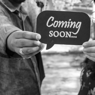 Hintli çift hamilelik çekimleri için poz veriyor. Çift yeşil çimenli bir çimenlikte poz veriyor ve kadın Yeni Delhi, Hindistan 'daki Lodhi Garden' da bebek çarpması yaşıyor.